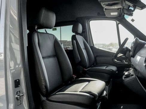 Used 2025 Mercedes-Benz Sprinter 2500 image 24