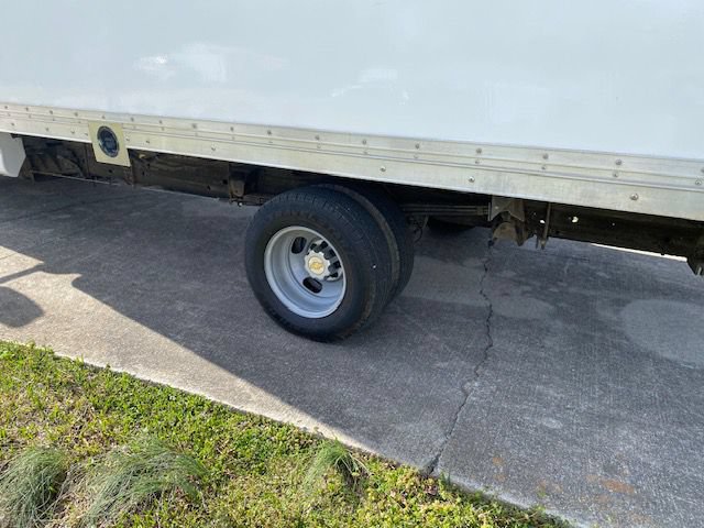 Used 2018 Chevrolet Express 3500 w/ Driver Convenience Package RWD image 7