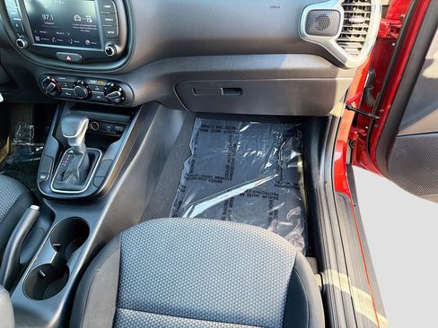 Used 2022 Kia Soul LX image 17