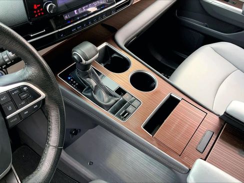 Used 2022 Toyota Sienna XLE image 22