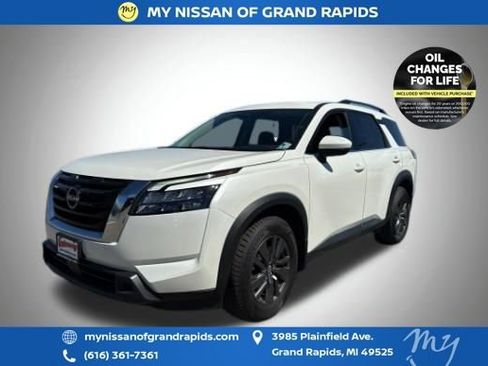 Used 2023 Nissan Pathfinder SV AWD/4WD image 3