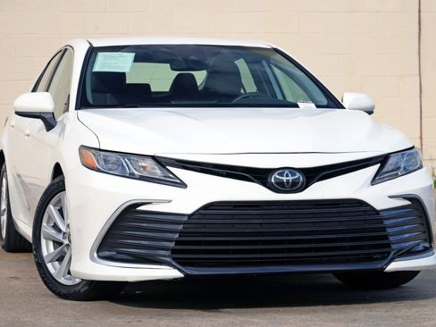 Used 2022 Toyota Camry LE FWD image 2
