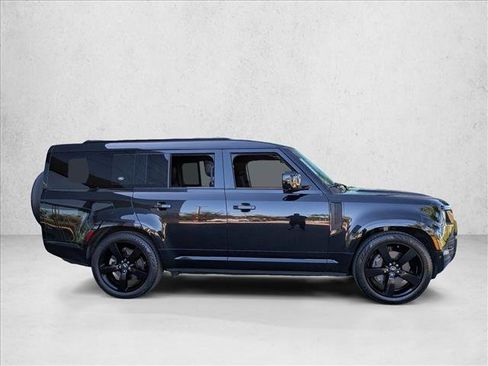 Used 2023 Land Rover Defender 130 X-Dynamic SE image 4