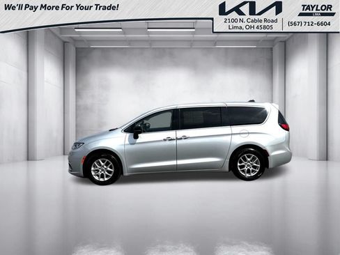 Used 2023 Chrysler Voyager LX FWD image 17