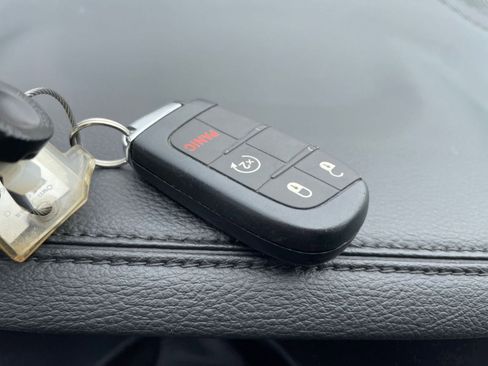 Used 2025 Jeep Compass Limited image 21