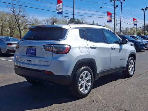 Used 2024 Jeep Compass Latitude AWD/4WD image 7
