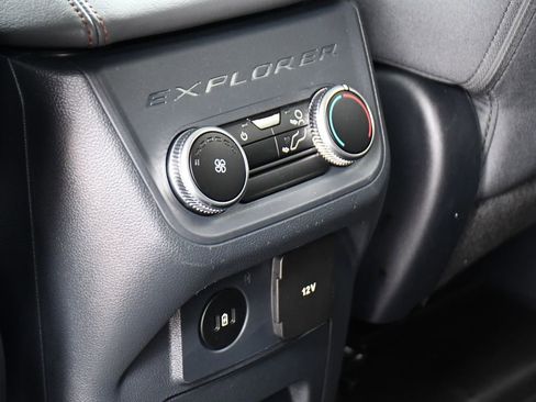 Used 2025 Ford Explorer Active AWD/4WD image 21