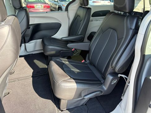 Used 2024 Chrysler Pacifica Touring-L FWD image 25
