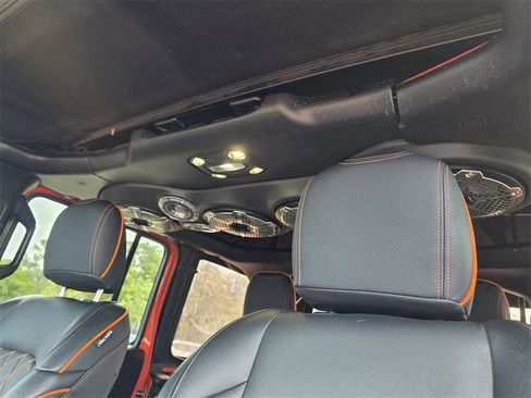 Used 2019 Jeep Wrangler Unlimited Sahara w/ Uconnect 4C Nav & Sound Group image 16