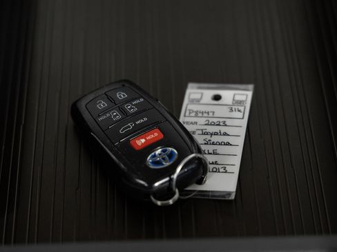 Used 2023 Toyota Sienna XLE image 39