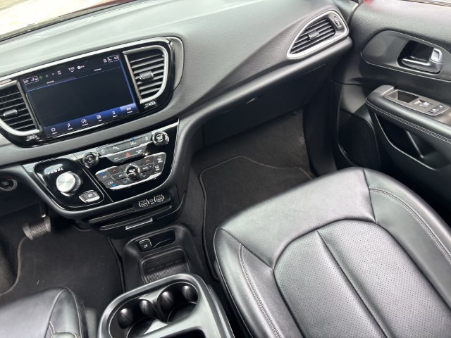 Used 2025 Chrysler Pacifica Select FWD image 16