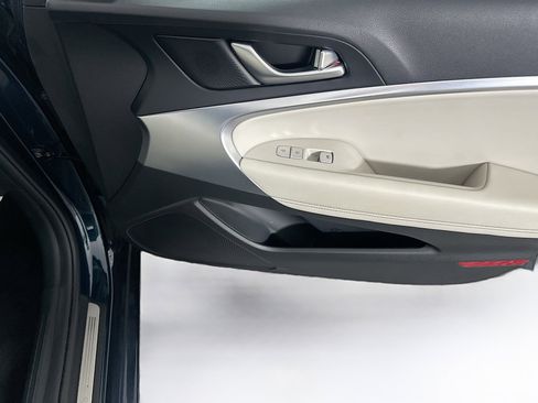 Used 2025 Genesis G70 2.5T image 32