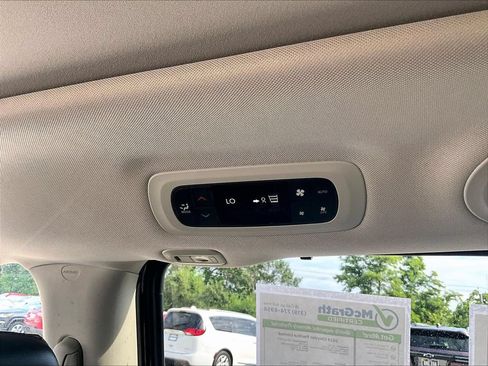 Used 2023 Chrysler Pacifica Limited FWD image 12