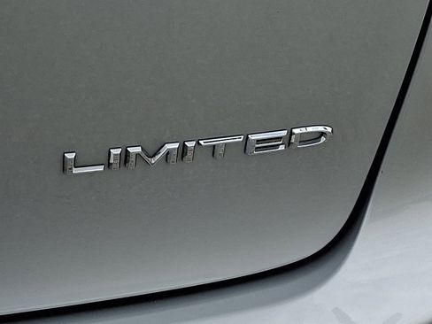 Used 2024 Chrysler Pacifica Limited image 32