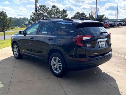 Used 2024 GMC Terrain SLE w/ Driver Convenience Package FWD image 4