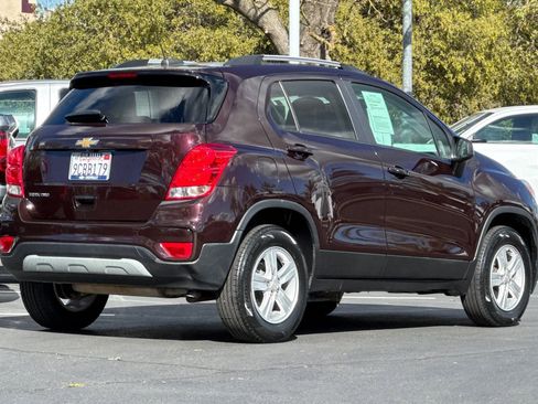 Certified 2022 Chevrolet Trax LT w/ LT Convenience Package image 3