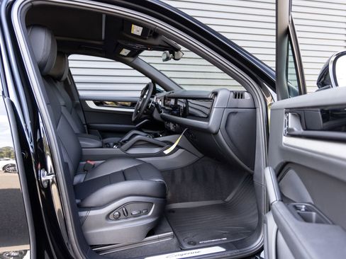 Certified 2026 Porsche Cayenne AWD/4WD image 32