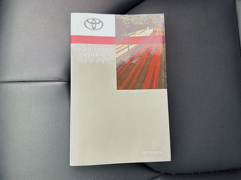 Used 2021 Toyota Highlander XLE AWD/4WD image 36