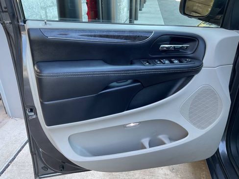 Used 2015 Chrysler Town & Country LX FWD image 25