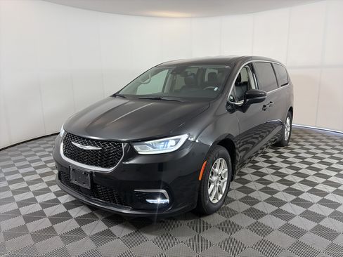 Used 2023 Chrysler Pacifica Touring-L FWD image 2
