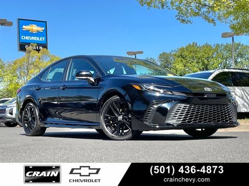 Used 2025 Toyota Camry SE FWD image 1