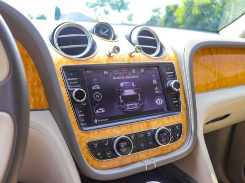 Used 2017 Bentley Bentayga image 18