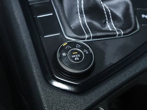 Certified 2025 Volkswagen Taos SE AWD/4WD image 30