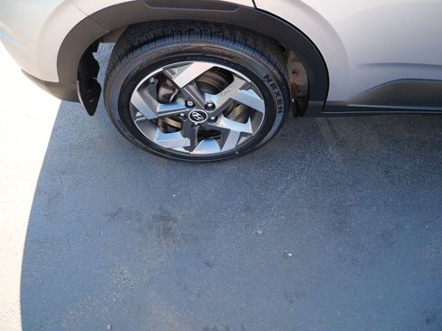 Used 2023 Hyundai Venue SEL FWD image 32