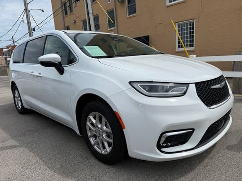 Used 2023 Chrysler Pacifica Touring-L FWD image 20