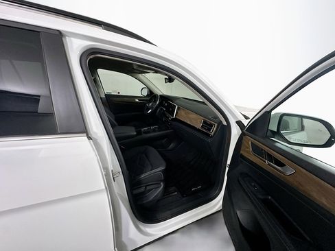 Used 2024 Volkswagen Atlas SE image 32