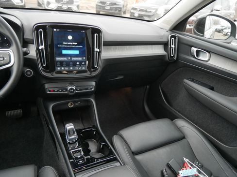 Certified 2025 Volvo XC40 B5 Plus AWD/4WD image 14