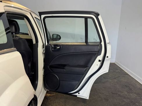 Used 2010 Dodge Caliber SXT FWD image 24