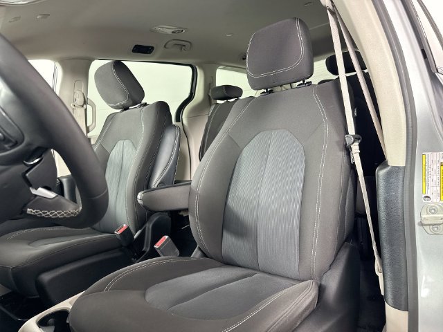 Used 2023 Chrysler Voyager LX FWD image 17