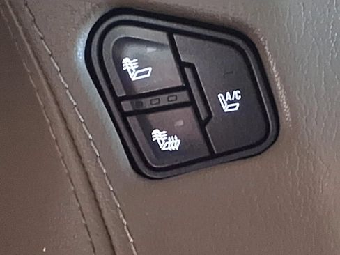Used 2016 GMC Yukon SLT w/ Open Road Package AWD/4WD image 24