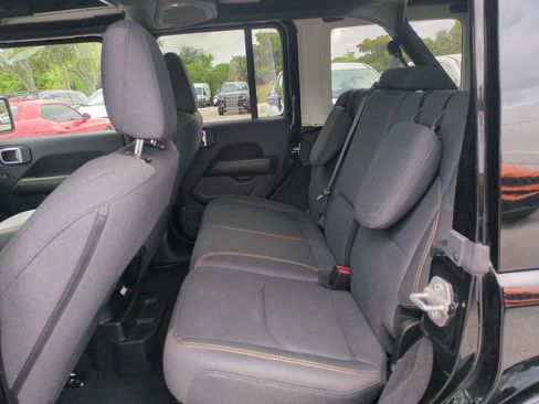 Used 2025 Jeep Wrangler Unlimited Sahara w/ Safety Group AWD/4WD image 15