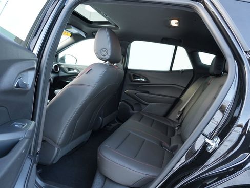 Used 2025 Chevrolet Trax RS w/ Sunroof Package image 18