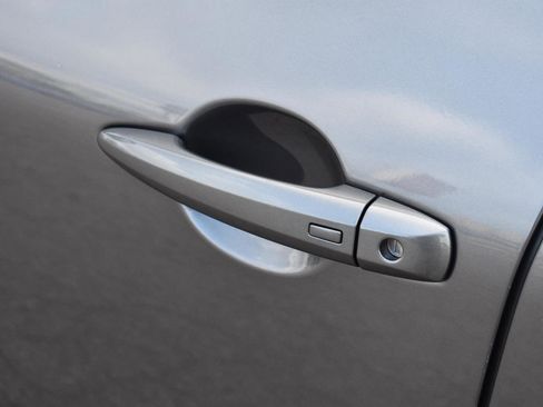 Used 2023 Nissan Rogue SV image 4