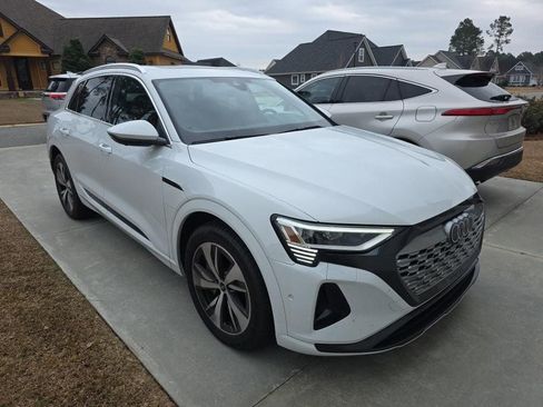 Used 2024 Audi Q8 e-tron Premium Plus w/ Premium Plus Package image 2