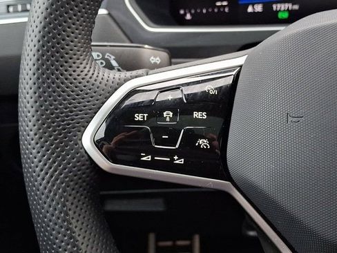 Certified 2024 Volkswagen Tiguan SE R-Line image 25