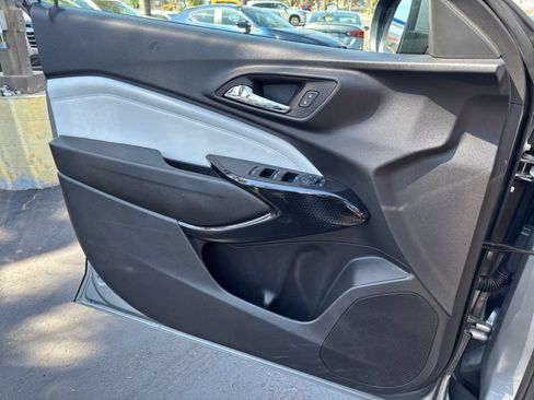 Used 2025 Chevrolet Trax LT w/ LT Convenience Package FWD image 18