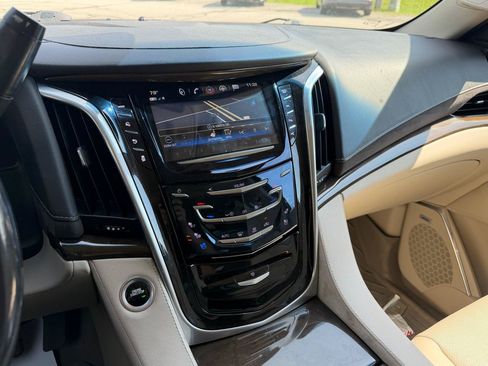 Used 2019 Cadillac Escalade Luxury AWD/4WD image 16
