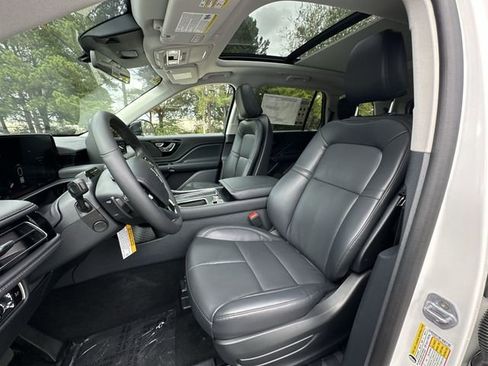 New 2025 Lincoln Aviator AWD image 11