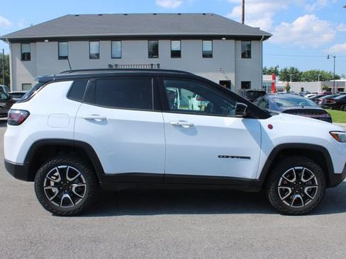 Used 2025 Jeep Compass Trailhawk w/ Trailhawk Elite Group AWD/4WD image 6