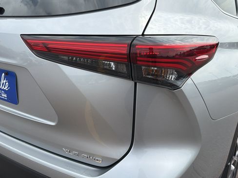 Used 2022 Toyota Highlander XLE AWD/4WD image 17