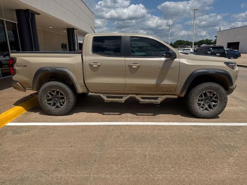 Used 2024 Chevrolet Colorado ZR2 w/ Safety Package AWD/4WD image 9