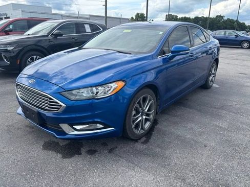Used 2017 Ford Fusion SE w/ Equipment Group 201A FWD image 2