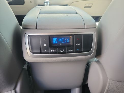 Used 2017 Toyota Highlander XLE FWD image 10