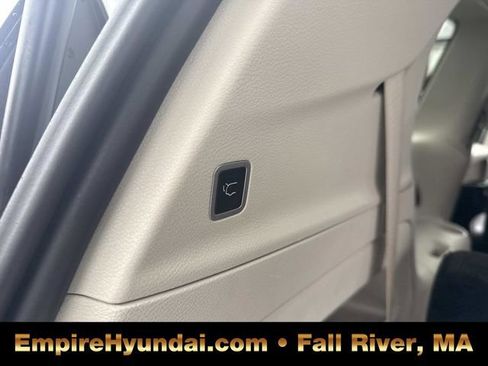 Used 2023 Chrysler Voyager LX image 8