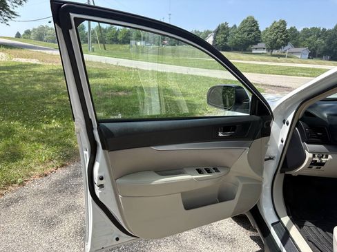 Used 2014 Subaru Outback 2.5i Premium w/ Moonroof Package AWD/4WD image 11