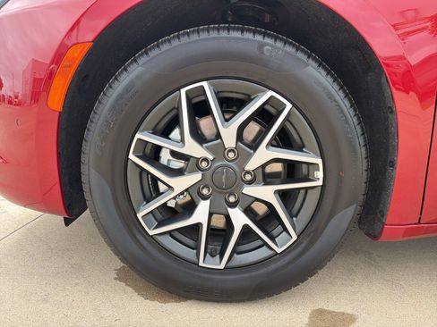 New 2027 Chrysler Pacifica Limited FWD image 10